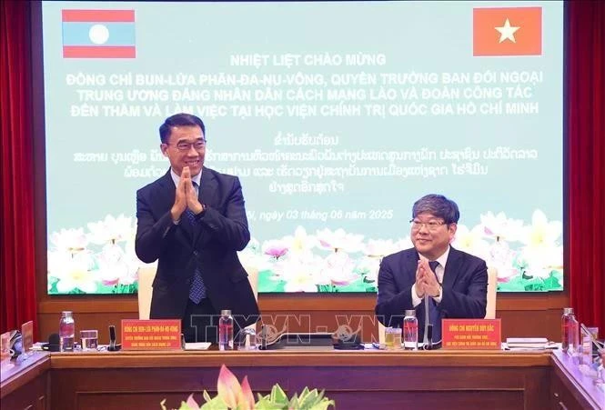Nguyen Duy Bac (derecha), director adjunto permanente de la Academia Nacional de Política Ho Chi Minh, y Bounleua ​​Phandanouvong, jefe interino de la Comisión de Asuntos Exteriores del Comité Central del Partido Popular Revolucionario de Laos. (Fotografía: VNA)