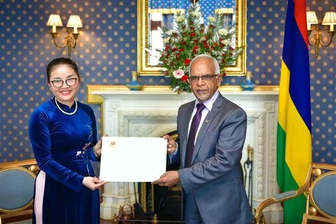 La embajadora de Vietnam en Mauricio, Tran Thi Thu Thin, presenta sus cartas credenciales al presidente Dharambeer Gokhool. (Fotografía: VNA)