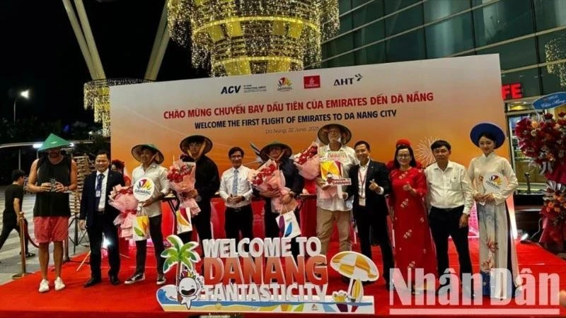Acto de bienvenida al primer vuelo desde Dubái hacia Da Nang. (Fotografía: Nhan Dan)