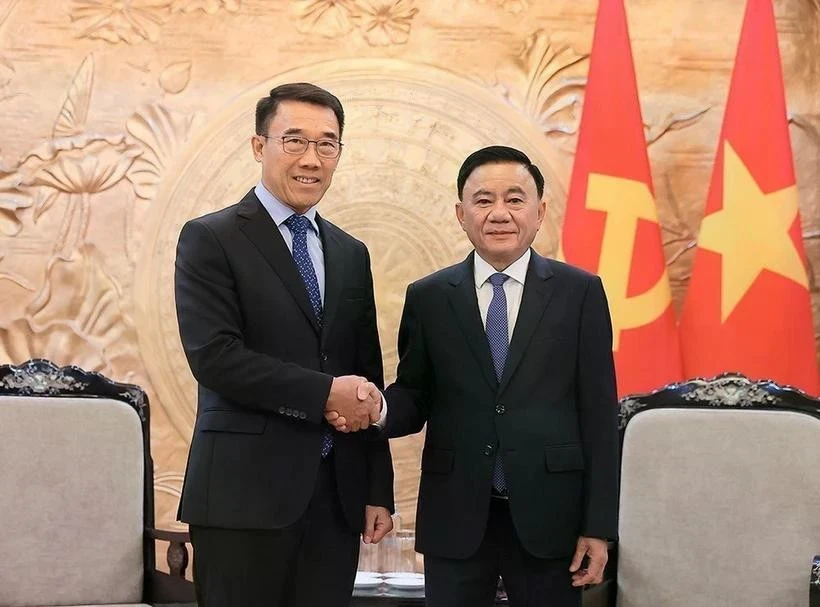 El integrante del Buró Político y miembro permanente del Secretariado del Comité Central del Partido Comunista de Vietnam, Tran Cam Tu (derecha), recibe al jefe interino de la Comisión de Asuntos Exteriores del Comité Central del Partido Popular Revolucionario de Laos, Bounleua Phandanouvong. (Fotografía: VNA)