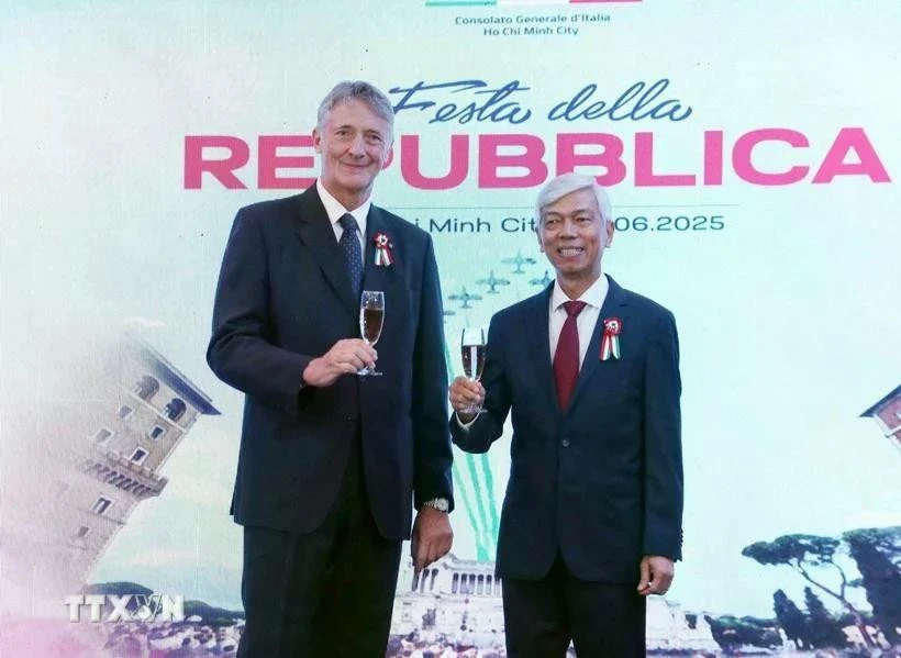 Vo Van Hoan (derecha), vicepresidente del Comité Popular de Ciudad Ho Chi Minh, y el cónsul general italiano Enrico Padula. (Fotografía: VNA)