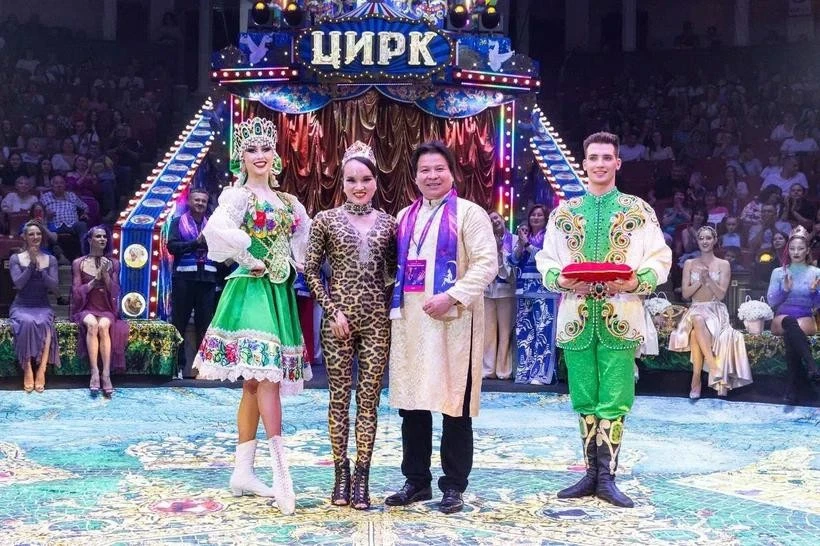Otorgan la medalla de bronce a la artista Luu Thi Huong. (Fotografía: Federación de Circo de Vietnam)