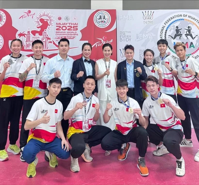 La selección vietnamita obtiene cuatro medallas de oro, seis de plata y cuatro de bronce en el Campeonato Mundial de Muay 2025. (Fotografía: hanoimoi.vn)