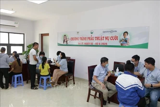 Médicos examinan a niños para detectar defectos congénitos. (Fotografía: VNA)