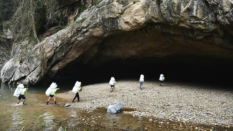 El río que conduce a Son Doong. El río que conduce a Son Doong.