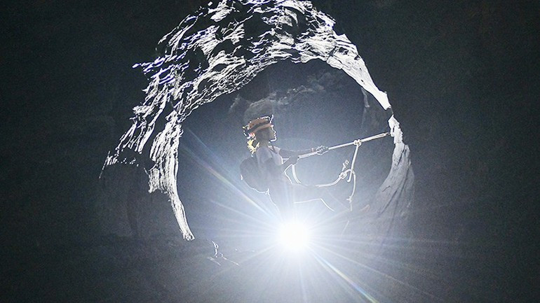 Un tour de exploración de cuatro días en Son Doong cuesta aproximadamente 75 millones de dongs vietnamitas (unos dos mil 863 dólares) por persona. Un tour de exploración de cuatro días en Son Doong cuesta aproximadamente 75 millones de dongs vietnamitas (unos dos mil 863 dólares) por persona.