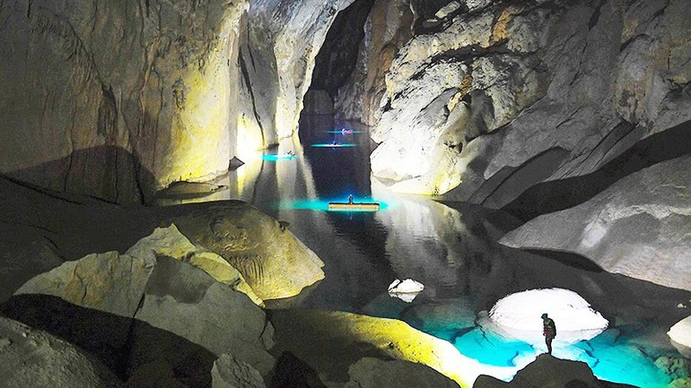 La majestuosidad en el seno de la gruta. La majestuosidad en el seno de la gruta.