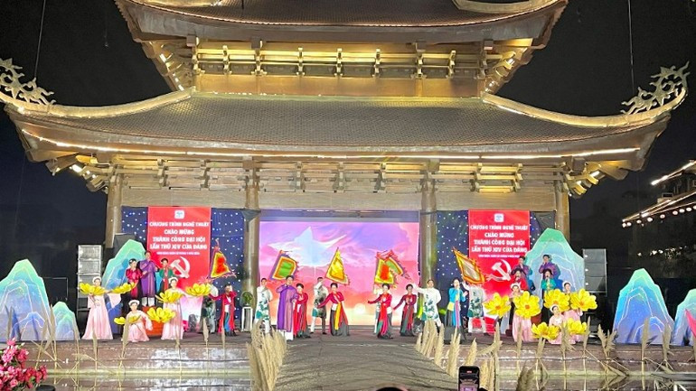 La incorporación de varios géneros artísticos tradicionales al programa, tales como el canto “cheo” (arte teatral tradicional) y el canto religioso “chau van”, contribuye a honrar los valores culturales de la nación, así como refleja la continuidad y la promoción de la identidad cultural en el seno de integración y desarrollo.