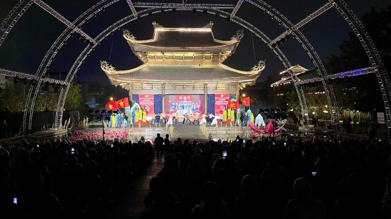 La velada ofrece actuaciones de diversos géneros, diseñadas con tanto esmero que corporeizan armoniosamente las artes tradicionales y las contemporáneas.