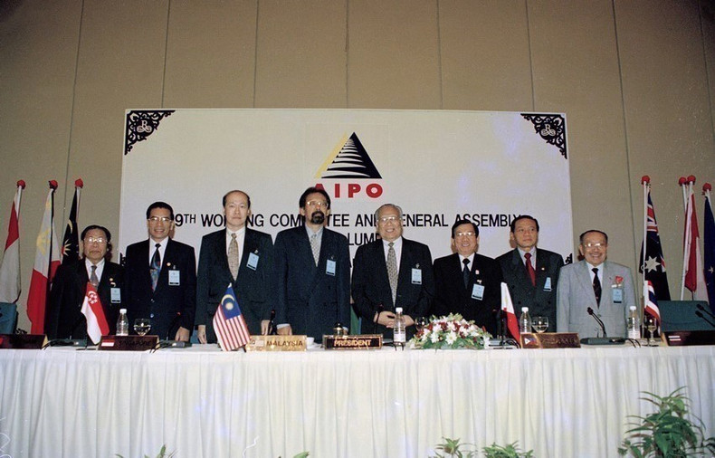 Una delegación de la Asamblea Nacional de Vietnam, encabezada por su presidente Nong Duc Manh, asistió a la XIX Asamblea General de la Organización Interparlamentaria de la Asean (AIPO) en Kuala Lumpur, Malasia (del 24 al 28 de agosto de 1998).