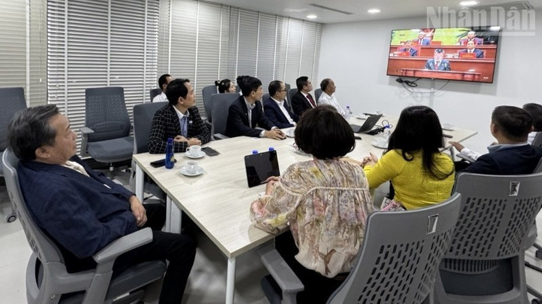Miembros de la Asociación Empresarial Vietnam-Camboya siguen en directo el acto de clausura del XIV Congreso Nacional del Partido Comunista de Vietnam. (Foto: Nhan Dan)