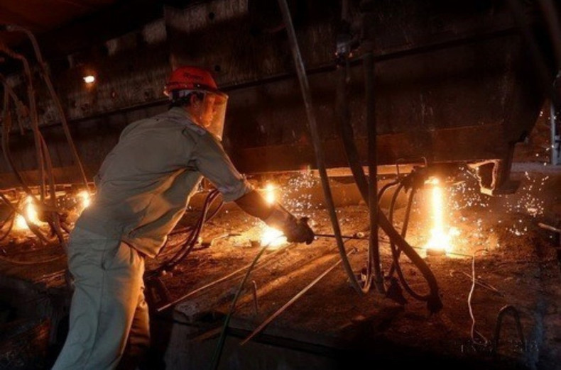 La empresa siderúrgica Pomina (fundada en 1999) invierte en la construcción de una cadena de tres modernas plantas de refinación y laminación de acero, convirtiéndose en un proveedor líder de ese material en Vietnam.