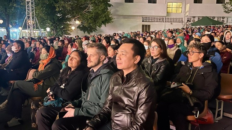 Las actuaciones dejan una profunda impresión entre los espectadores, especialmente los foráneos.