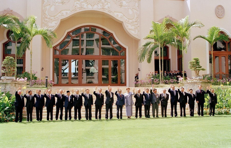 El 14 de noviembre de 1998, Vietnam se convirtió en miembro oficial del Foro de Cooperación Económica Asia-Pacífico (APEC).