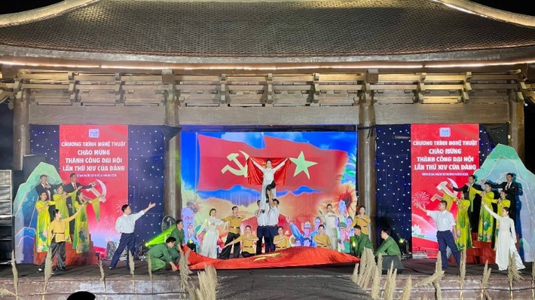 Las actuaciones se centran en cantar alabanzas al Partido, al gran Presidente Ho Chi Minh, a la primavera de la patria y a Ninh Binh en su época de renovación.