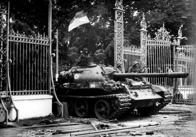 A las 11:30 del 30 de abril de 1975, los tanques del ejército de liberación atravesaron las puertas de hierro, tomando el Palacio Presidencial de Saigón, el último bastión del enemigo, poniendo fin gloriosamente a los 30 años de lucha contra la invasión extranjera del pueblo vietnamita.