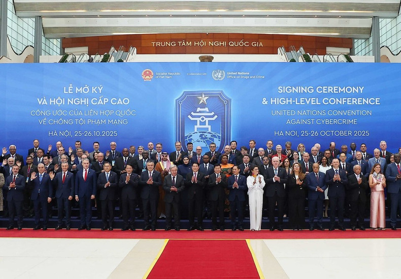 Bajo el liderazgo del Partido, la posición internacional de Vietnam sigue elevándose. En la foto, delegados de varios países en la ceremonia de apertura de firma de la Convención de las Naciones Unidas contra la Ciberdelincuencia (Convención de Hanói) en octubre de 2025.