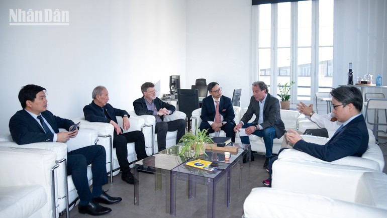 El embajador de Vietnam en Francia, Trinh Duc Hai, se reúne con representantes de la Cámara de Comercio e Industria de Provenza-Alpes-Costa Azul. (Foto: Nhan Dan)