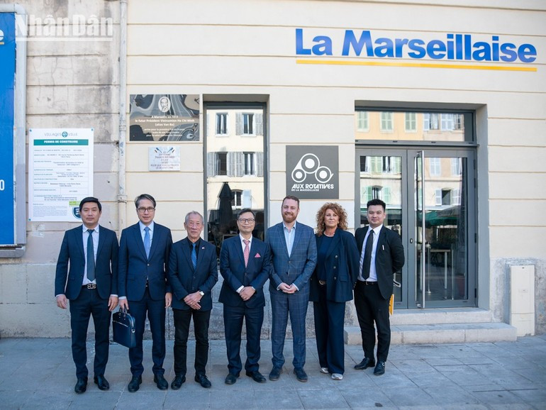 Los delegados vietnamitas posan junto con Léo Purguette, presidente y director editorial del periódico La Marseillaise. (Foto: Nhan Dan)