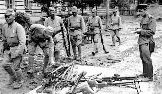 En agosto de 1945, soldados del Ejército fascista japonés de Kwantung entregan las armas y se rinden ante el Ejército Rojo Soviético. (Foto: Archivo Internacional y publicada por la VNA). En agosto de 1945, soldados del Ejército fascista japonés de Kwantung entregan las armas y se rinden ante el Ejército Rojo Soviético. (Foto: Archivo Internacional y publicada por la VNA).