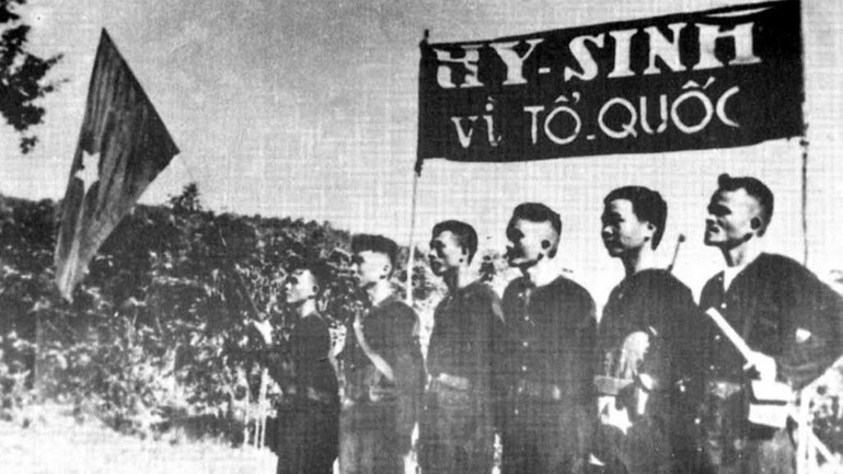 La unidad guerrillera de Ba To, fundada el 14 de marzo de 1945 tras el levantamiento de Ba To en la provincia de Quang Ngai el 11 de marzo de 1945, estableció el gobierno revolucionario del pueblo. Esta unidad se convirtió en una fuerza clave que participó directamente en los combates durante la insurrección general en la región central, contribuyendo a la victoria de la Revolución de Agosto de 1945. (Foto: Archivo de la VNA) La unidad guerrillera de Ba To, fundada el 14 de marzo de 1945 tras el levantamiento de Ba To en la provincia de Quang Ngai el 11 de marzo de 1945, estableció el gobierno revolucionario del pueblo. Esta unidad se convirtió en una fuerza clave que participó directamente en los combates durante la insurrección general en la región central, contribuyendo a la victoria de la Revolución de Agosto de 1945. (Foto: Archivo de la VNA)