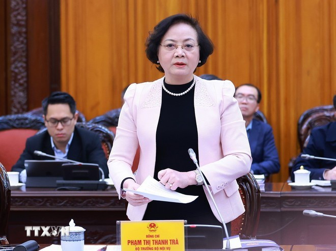 La ministra del Interior, Pham Thi Thanh Tra, informa sobre los avances de la reestructuración y racionalización del Gobierno. (Fotografía: VNA) La ministra del Interior, Pham Thi Thanh Tra, informa sobre los avances de la reestructuración y racionalización del Gobierno. (Fotografía: VNA)