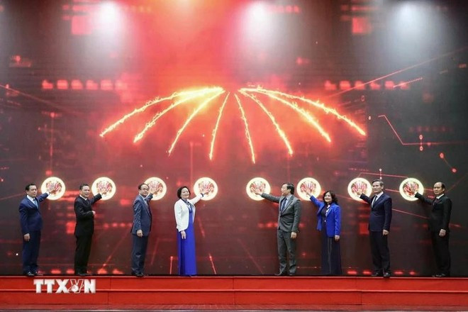 La ministra del Interior, Pham Thi Thanh Tra, y siete viceministros ofician la ceremonia de inauguración del Ministerio del Interior. (Fotografía: VNA) La ministra del Interior, Pham Thi Thanh Tra, y siete viceministros ofician la ceremonia de inauguración del Ministerio del Interior. (Fotografía: VNA)