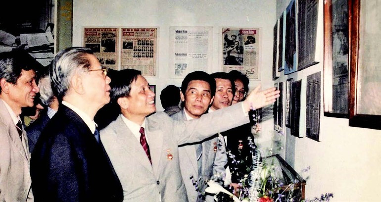El secretario general del Partido Comunista de Vietnam, Nguyen Van Linh, recorre la sede de Nhan Dan, el 11 de marzo de 1991.