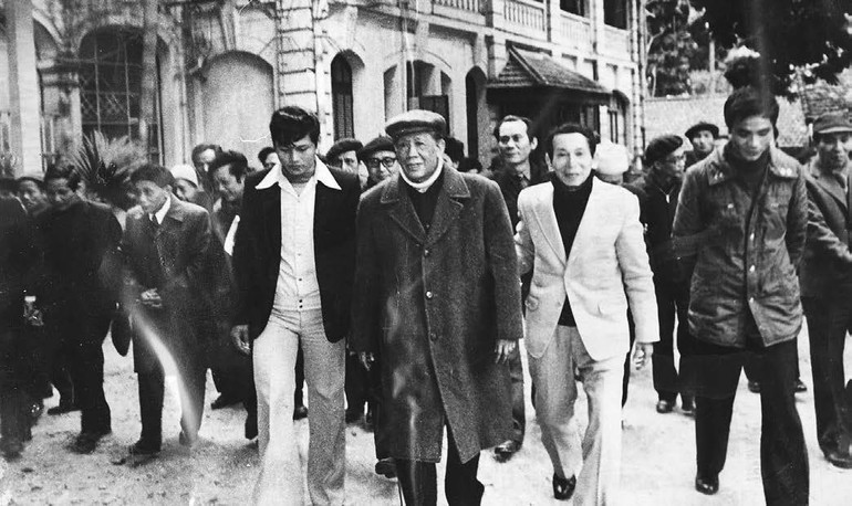 El entonces secretario general del Partido Comunista de Vietnam, Le Duan, visita la sede de Nhan Dan, el 31 de enero de 1984.