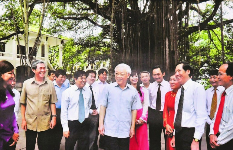El entonces secretario general del Partido Comunista de Vietnam, Nguyen Phu Trong, y empleados de Nhan Dan, el 9 de junio de 2012.
