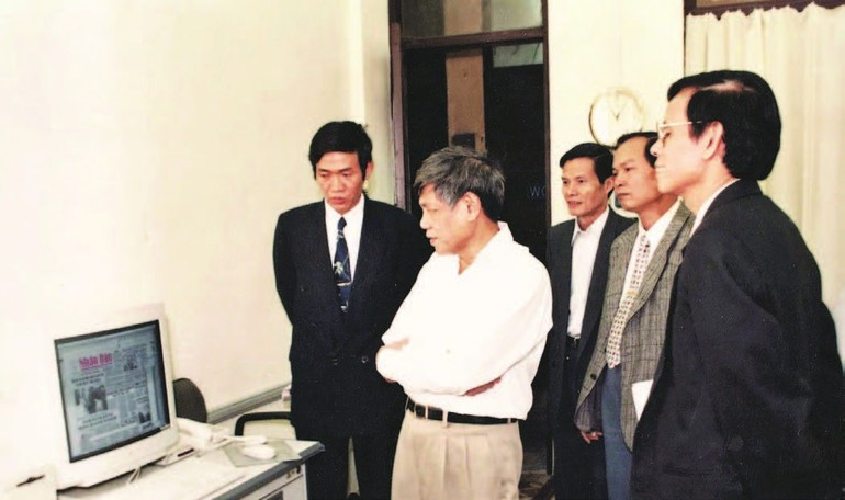 El secretario general del Partido Comunista de Vietnam, Le Kha Phieu, recorre el recinto de Nhan Dan en 1998.
