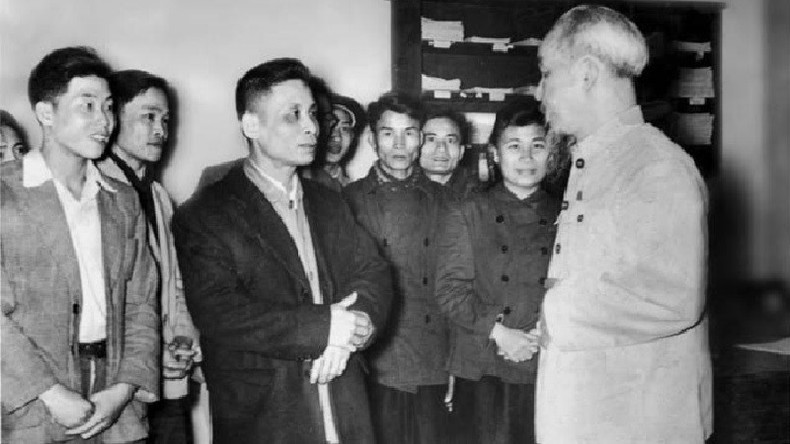 El Presidente Ho Chi Minh visita a los periodistas de Nhan Dan con motivo del Año Nuevo Lunar vietnamita (Tet) de 1957.