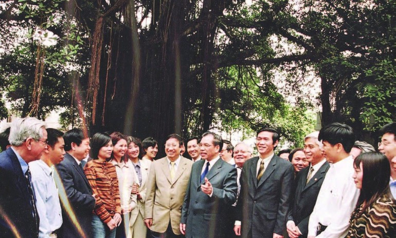 El secretario general del Partido Comunista de Vietnam, Nong Duc Manh, visita al periódico Nhan Dan el 28 de marzo de 2003.