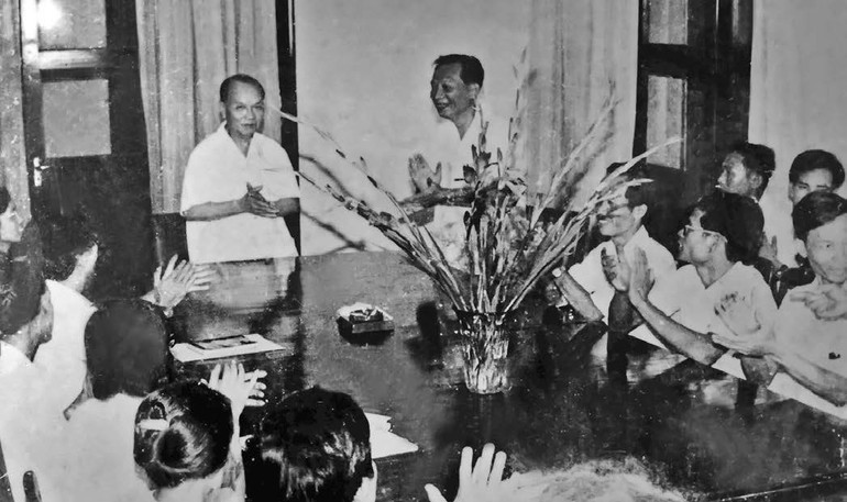 El camarada Truong Chinh se reúne el 10 de marzo de 1981 con periodistas de Nhan Dan.