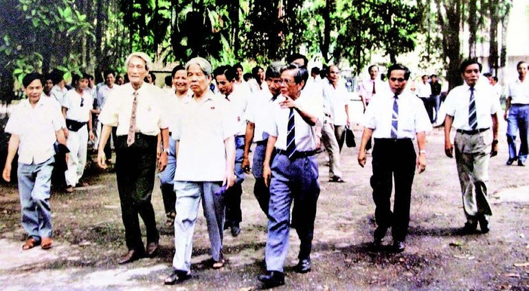 El secretario general del Partido Comunista de Vietnam, Do Muoi, realiza en 1994 una visita de trabajo al periódico Nhan Dan.
