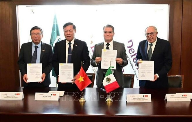 En el acto de firma de un memorando de entendimiento de cooperación entre los dos ministerios de Salud. (Foto: VNA)