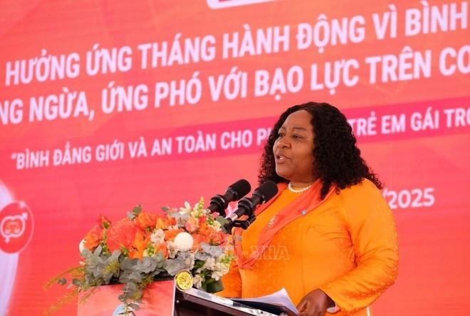 Caroline Nyamayemombe, representante de la ONU Mujeres en Vietnam, habla en la reunión. (Foto: VNA)