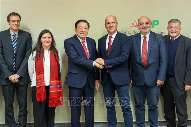Phan Dinh Trac, miembro del Buró Político y del Secretariado del Comité Central (CC) del Partido Comunista de Vietnam y jefe de la Comisión de Asuntos Interiores del CC, y el secretario general del Partido Comunista Portugués, Paulo Raimundo. (Foto: VNA)
