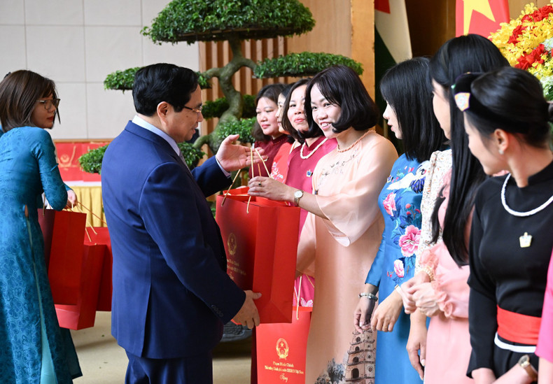 Los docentes reciben regalos del jefe de Gobierno.