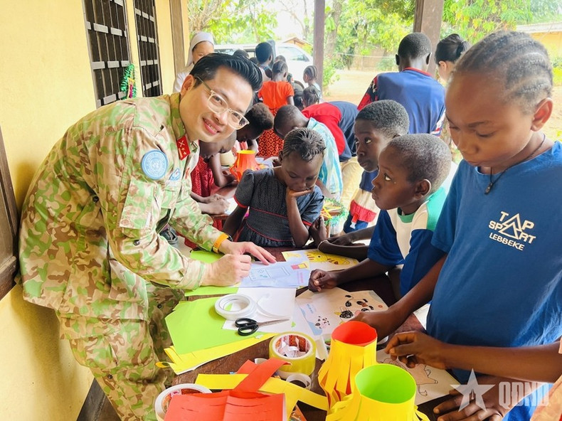 En la actividad de dibujar y colorear. (Foto: qdnd.vn)
