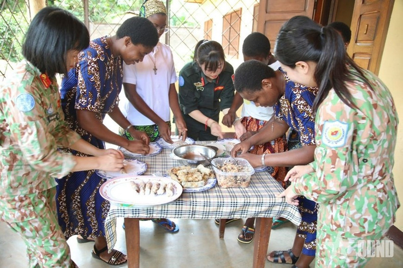 Los participantes aprenden a elaborar el rollito de primavera frito de Vietnam. (Foto: qdnd.vn)