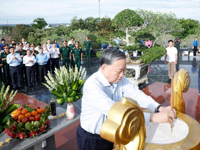 El secretario general del Partido Comunista de Vietnam, To Lam, coloca inciensos en el Cementerio de Mártires de Phu Quoc. (Foto: VNA)