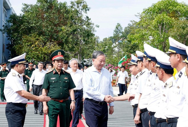El secretario general del Partido Comunista de Vietnam, To Lam, visita la Región 5 de la Armada. (Foto: VNA)