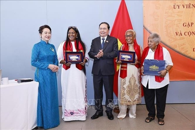 El presidente de la Asamblea Nacional de Vietnam, Tran Thanh Man (centro), y su esposa (primera a la izquierda) entregan obsequios a la comunidad vietnamita en Senegal. (Foto: VNA) El presidente de la Asamblea Nacional de Vietnam, Tran Thanh Man (centro), y su esposa (primera a la izquierda) entregan obsequios a la comunidad vietnamita en Senegal. (Foto: VNA)