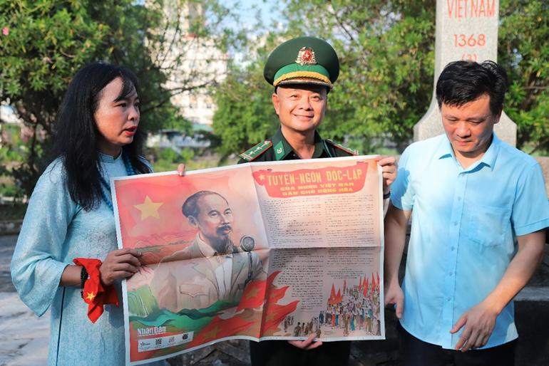 Entrega del suplemento de Nhan Dan a la estación de guardia fronteriza de Mong Cai. Entrega del suplemento de Nhan Dan a la estación de guardia fronteriza de Mong Cai.