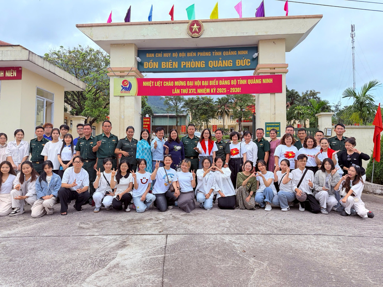 La delegación y oficiales de la estación de guardia fronteriza de Quang Duc. La delegación y oficiales de la estación de guardia fronteriza de Quang Duc.