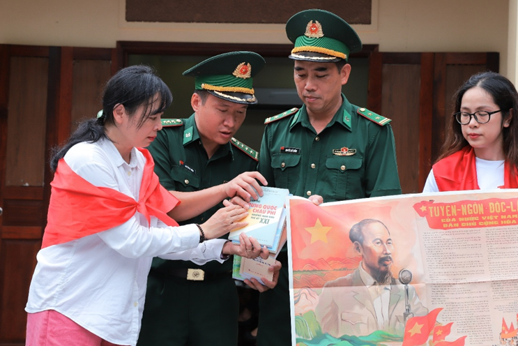 También en el recinto del Monumento se realiza la entrega del suplemento de Nhan Dan a las tropas locales. También en el recinto del Monumento se realiza la entrega del suplemento de Nhan Dan a las tropas locales.