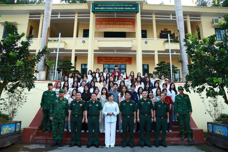 La delegación y oficiales de la estación de guardia fronteriza de Hoanh Mo. La delegación y oficiales de la estación de guardia fronteriza de Hoanh Mo.