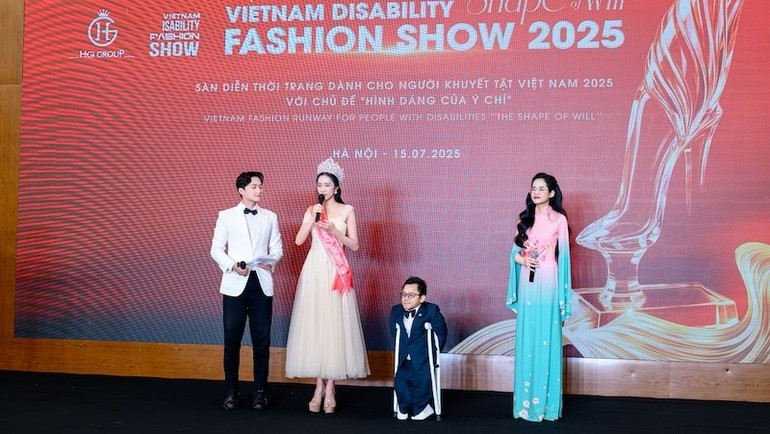 Los dos embajadores de Vietnam Disability Fashion Show 2025 se dirigen a la prensa. (Foto: Nhan Dan) Los dos embajadores de Vietnam Disability Fashion Show 2025 se dirigen a la prensa. (Foto: Nhan Dan)