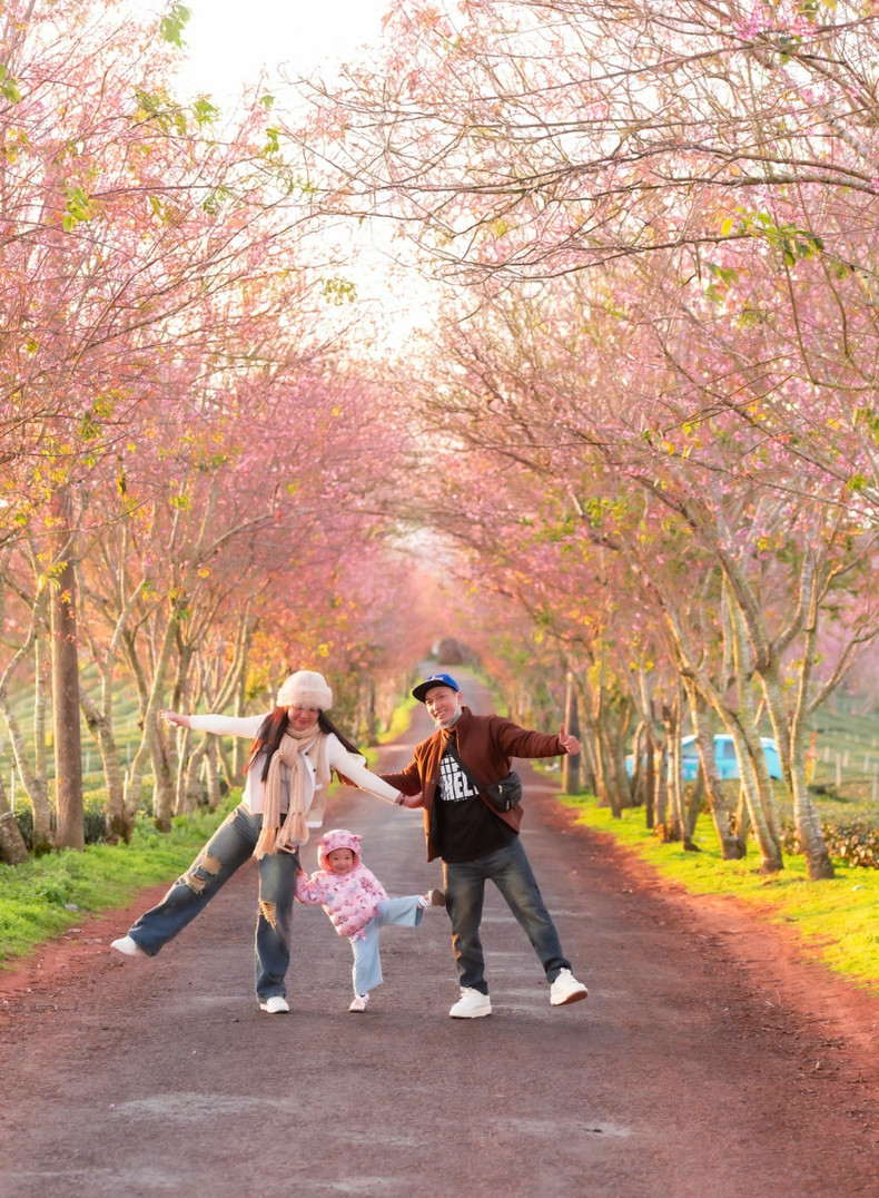 Turistas se toman fotos con la icónica flor.